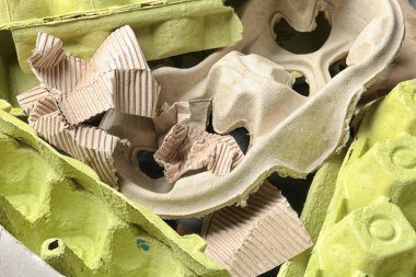 Arka plan olarak karton çöp yığını. Geri dönüşüm sorunu