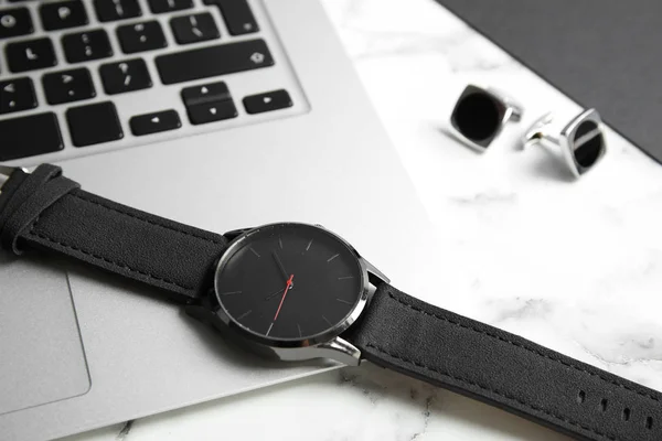 Elegante Reloj Pulsera Portátil Mesa Mármol Gestión Del Tiempo — Foto de Stock