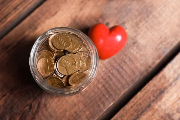 Красное Сердце Банка Пожертвований Монетами Деревянном Столе Вид Сверху — стоковое фото