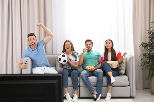 Grupo Pessoas Assistindo Juntos Sofá Sala Estar Espaço Para Texto — Fotografia de Stock