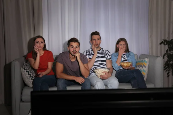 Grupo Pessoas Assistindo Juntos Sofá Sala Estar Espaço Para Texto — Fotografia de Stock