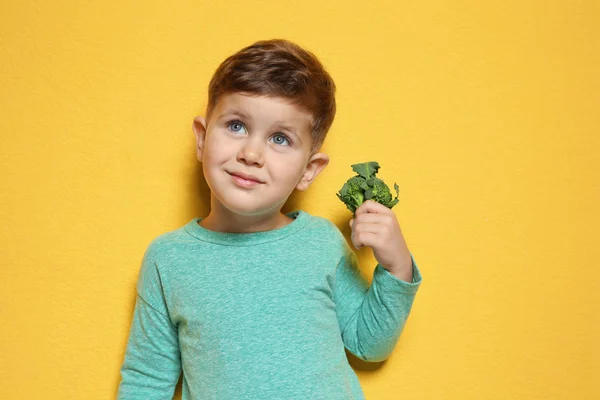 Bedårande Liten Pojke Med Broccoli Färgbakgrund Utrymme För Text — Stockfoto