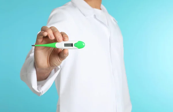 Manliga Läkare Håller Digital Termometer Färg Bakgrunden Närbild Medicinsk Objekt — Stockfoto