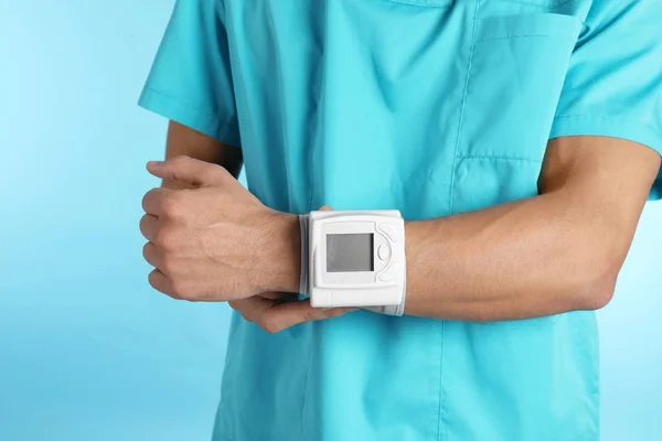 男性医師は血圧モニターを用いた色の背景 クローズ アップ 医療オブジェクト — ストック写真
