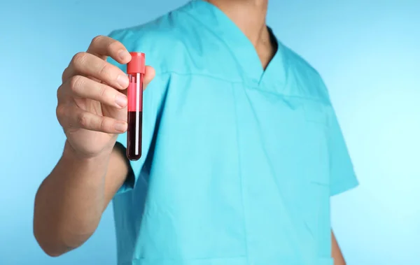 Arzt Reagenzglas Mit Blutprobe Auf Farbigem Hintergrund Nahaufnahme Medizinisches Objekt — Stockfoto