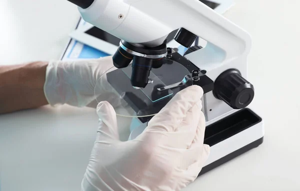 Médico Masculino Usando Microscópio Mesa Close Objeto Médico — Fotografia de Stock