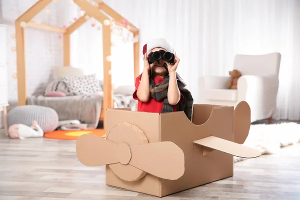 Lindo Niño Jugando Con Prismáticos Avión Cartón Dormitorio — Foto de Stock