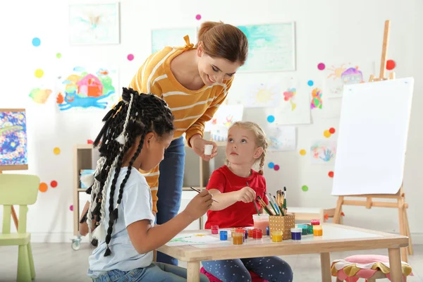 Barn Med Kvinnliga Lärare Målning Lektion Inomhus — Stockfoto