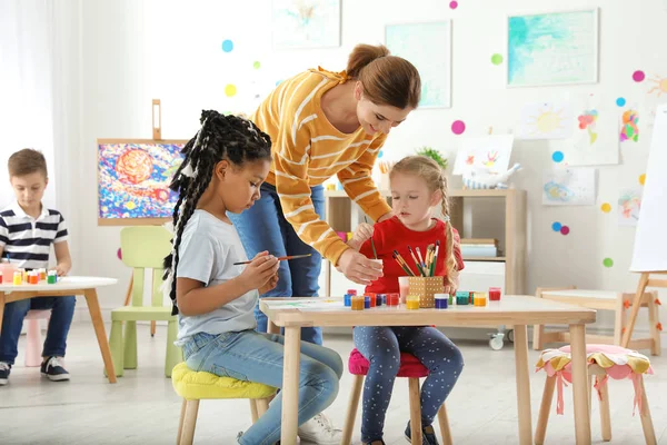 Children Female Teacher Painting Lesson Indoors — Stock Photo, Image