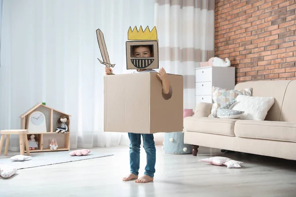 Lindo Niño Jugando Armadura Cartón Sala Estar — Foto de Stock