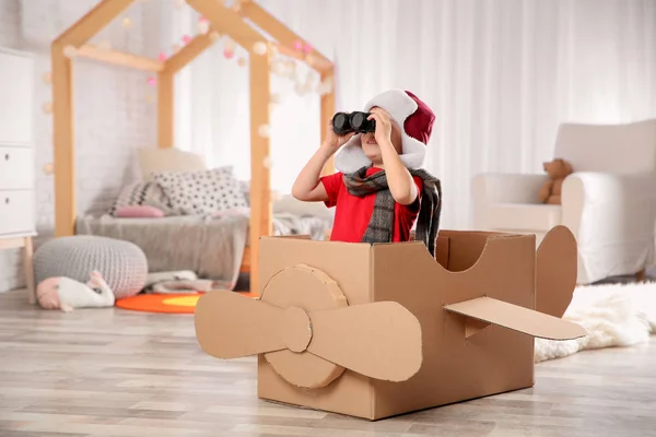 Lindo Niño Jugando Con Prismáticos Avión Cartón Dormitorio — Foto de Stock