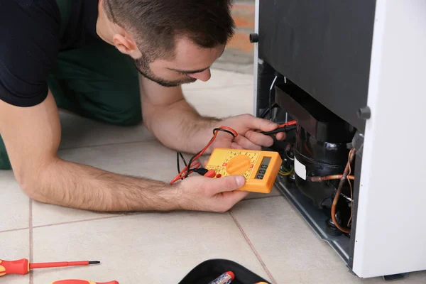 Manliga Tekniker Uniform Reparera Kylskåp Inomhus — Stockfoto