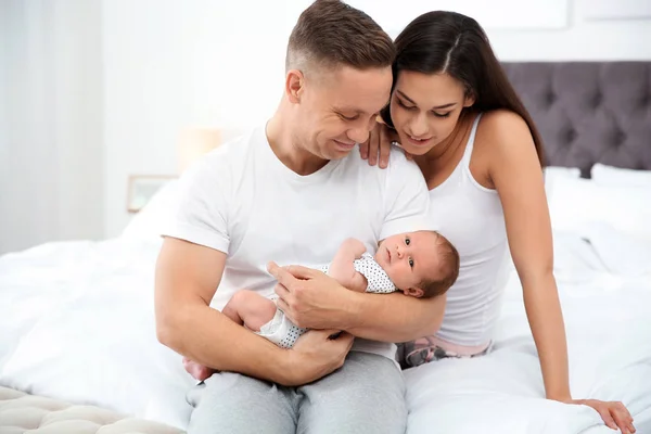 Mannen Med Sin Nyfödda Baby Säng — Stockfoto