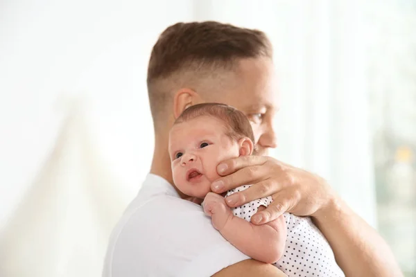 Muž Jeho Novorozené Dítě Posteli — Stock fotografie