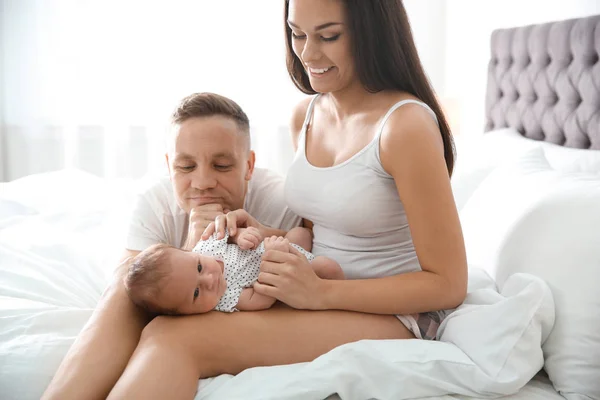 Mannen Med Sin Nyfödda Baby Säng — Stockfoto