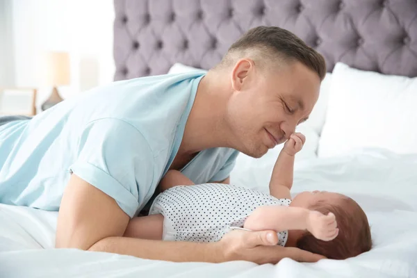 Mannen Med Sin Nyfödda Baby Säng — Stockfoto