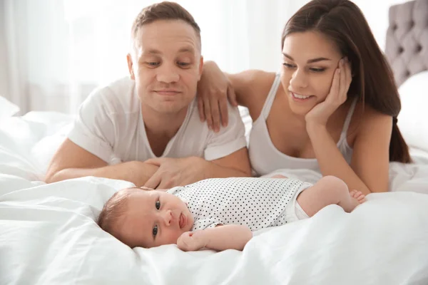 Mannen Med Sin Nyfödda Baby Säng — Stockfoto