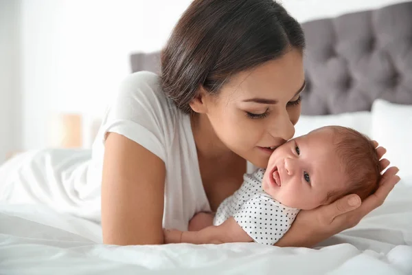 Ung Kvinna Med Hennes Nyfödda Baby Säng — Stockfoto