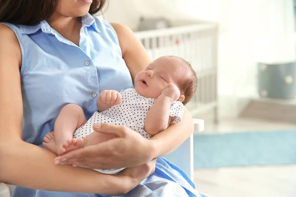 年轻女子与她的新生婴儿在床上 — 图库照片