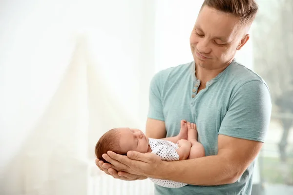 Muž Jeho Novorozené Dítě Posteli — Stock fotografie