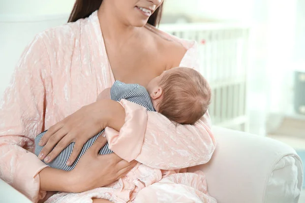 Young Woman Her Newborn Baby Bed — Stock Photo, Image