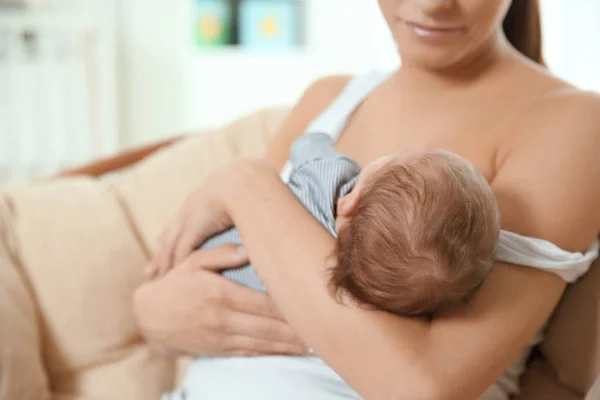 Mujer Joven Con Bebé Recién Nacido Cama — Foto de Stock