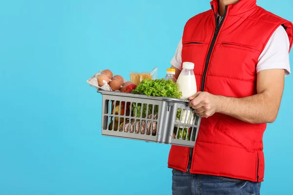 Mann Hält Korb Mit Frischen Produkten Auf Farbigem Hintergrund Nahaufnahme — Stockfoto