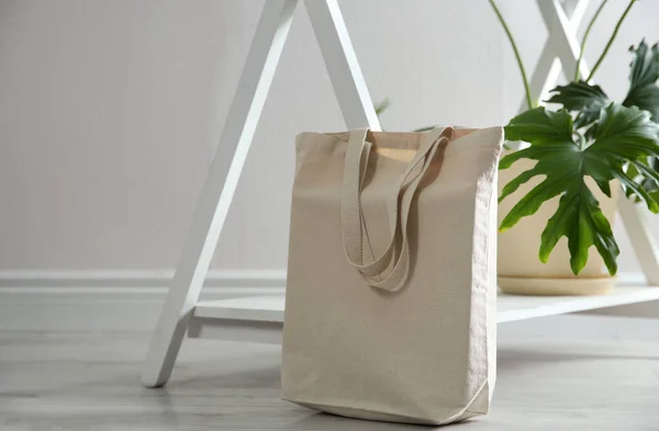 Eco Tas Kamerplant Buurt Van Witte Muur Binnenshuis Ruimte Voor — Stockfoto