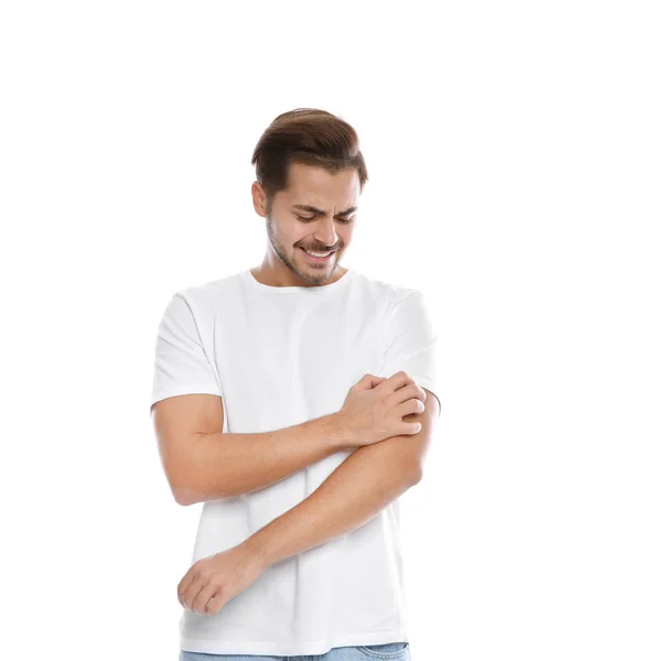 年轻男子在白色背景上抓伤手臂 令人讨厌的痒 — 图库照片