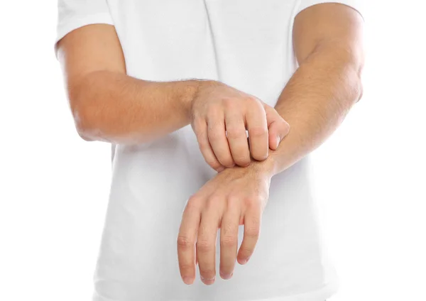 Ung Man Skrapa Arm Vit Bakgrund Närbild Irriterande Klåda — Stockfoto