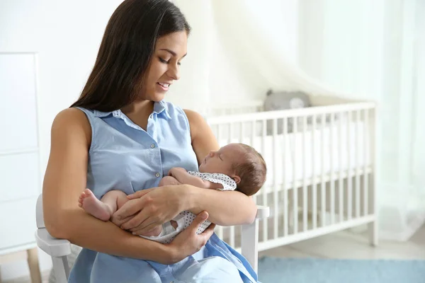 Jonge Vrouw Met Haar Pasgeboren Baby Bed — Stockfoto