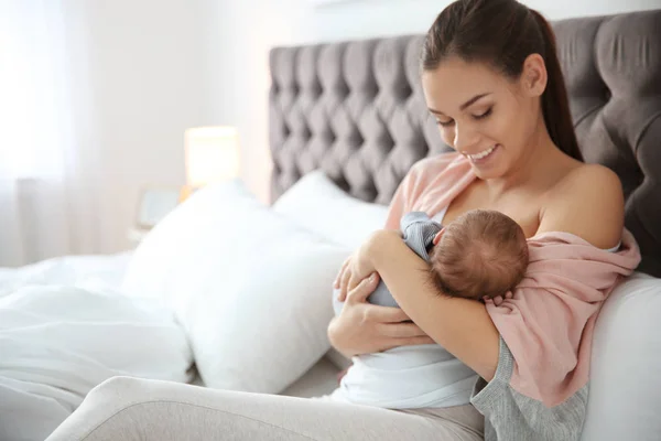 Mujer Joven Amamantando Bebé Dormitorio —  Fotos de Stock