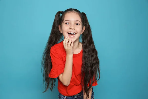 Porträtt Lilla Flickan Skrattar Färgbakgrund — Stockfoto