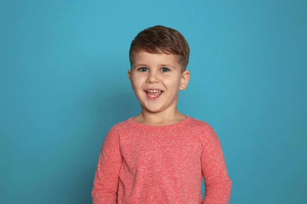 Porträtt Pojke Som Skrattar Färgbakgrund — Stockfoto