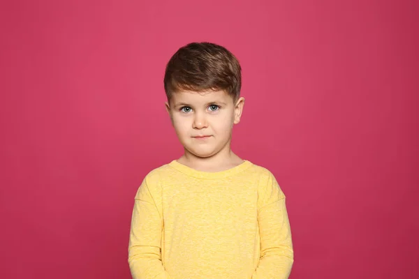 Portret Van Schattige Kleine Jongen Kleur Achtergrond — Stockfoto