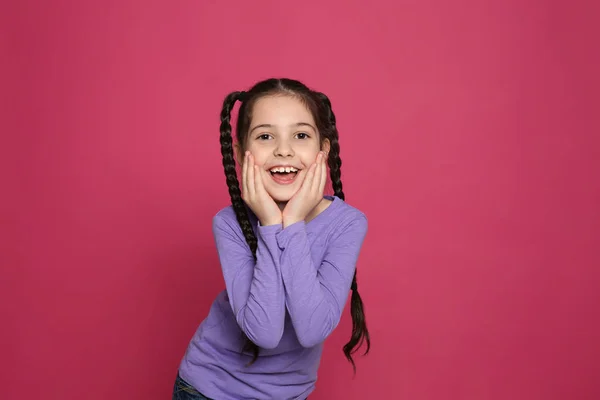 Portret Dziewczynki Śmiejąc Się Kolor Tła — Zdjęcie stockowe