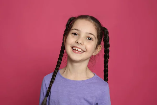 Портрет Маленькой Девочки Смеющейся Цветном Фоне — стоковое фото