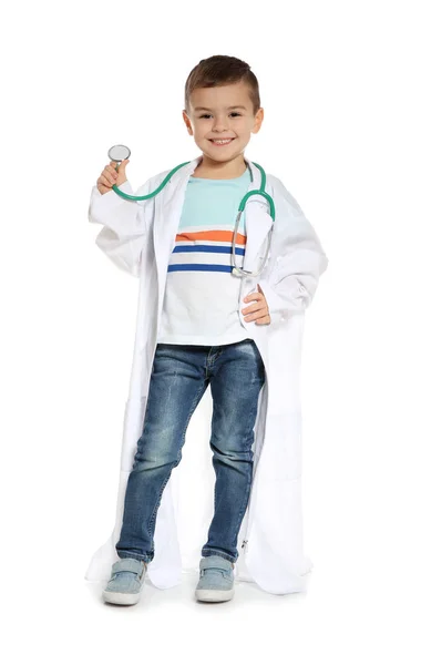 Χαριτωμένο Μικρό Παιδί Γιατρό Παλτό Στηθοσκόπιο Λευκό Φόντο — Φωτογραφία Αρχείου