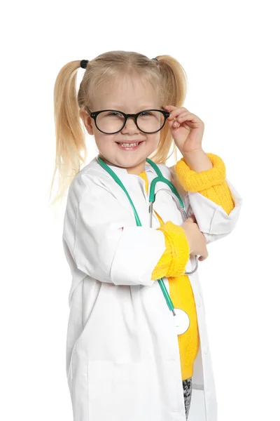 Lindo Niño Pequeño Con Abrigo Médico Con Estetoscopio Sobre Fondo —  Fotos de Stock