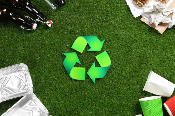 リサイクル シンボルと緑の草の異なるゴミ フラット レイアウト構成 — ストック写真
