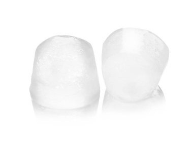 Beyaz arka plan üzerinde eriyen buz parçaları