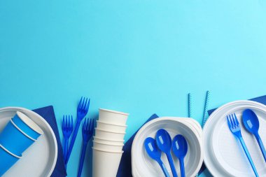 Yeni Plastik dishware ve renk arka plan üzerinde metin için yer. Tablo ayarı