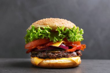 Pastırma gri arka plan karşı masada ile lezzetli burger