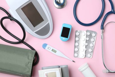 Renk arka plan üzerinde farklı tıbbi nesnelerle düz yatıyordu kompozisyon