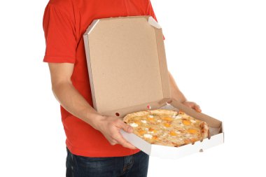 Beyaz arka planda açılan pizza kutusu olan genç adam. Gıda dağıtım hizmeti