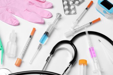 Beyaz arka plan üzerinde farklı tıbbi nesneler. Modern ekipman