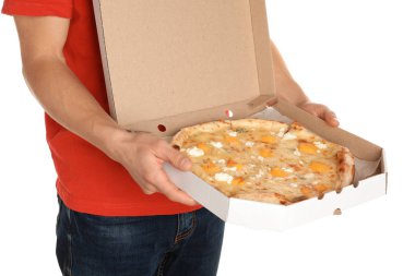 Beyaz arka planda açılan pizza kutusu olan genç adam. Gıda dağıtım hizmeti