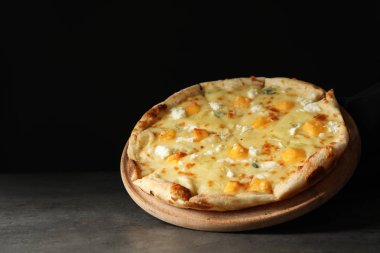 Peynirli pizza Margherita koyu arka plan karşı masada sıcak. Metin için yer