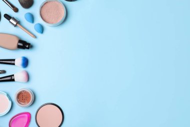 Renk arka plan üzerinde deri Vakfı, toz ve güzellik aksesuarları ile düz yatıyordu kompozisyon. Metin için yer