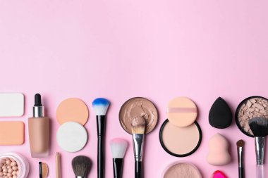 Renk arka plan üzerinde deri Vakfı, toz ve güzellik aksesuarları ile düz yatıyordu kompozisyon. Metin için yer